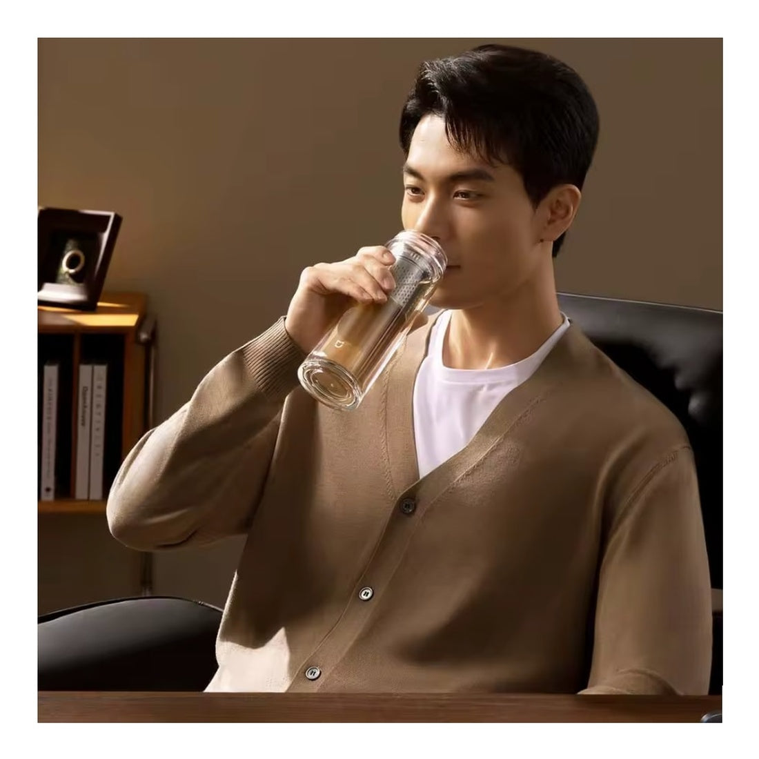 Drinking tea from the Mijia 400ml double-layer glass bottle
