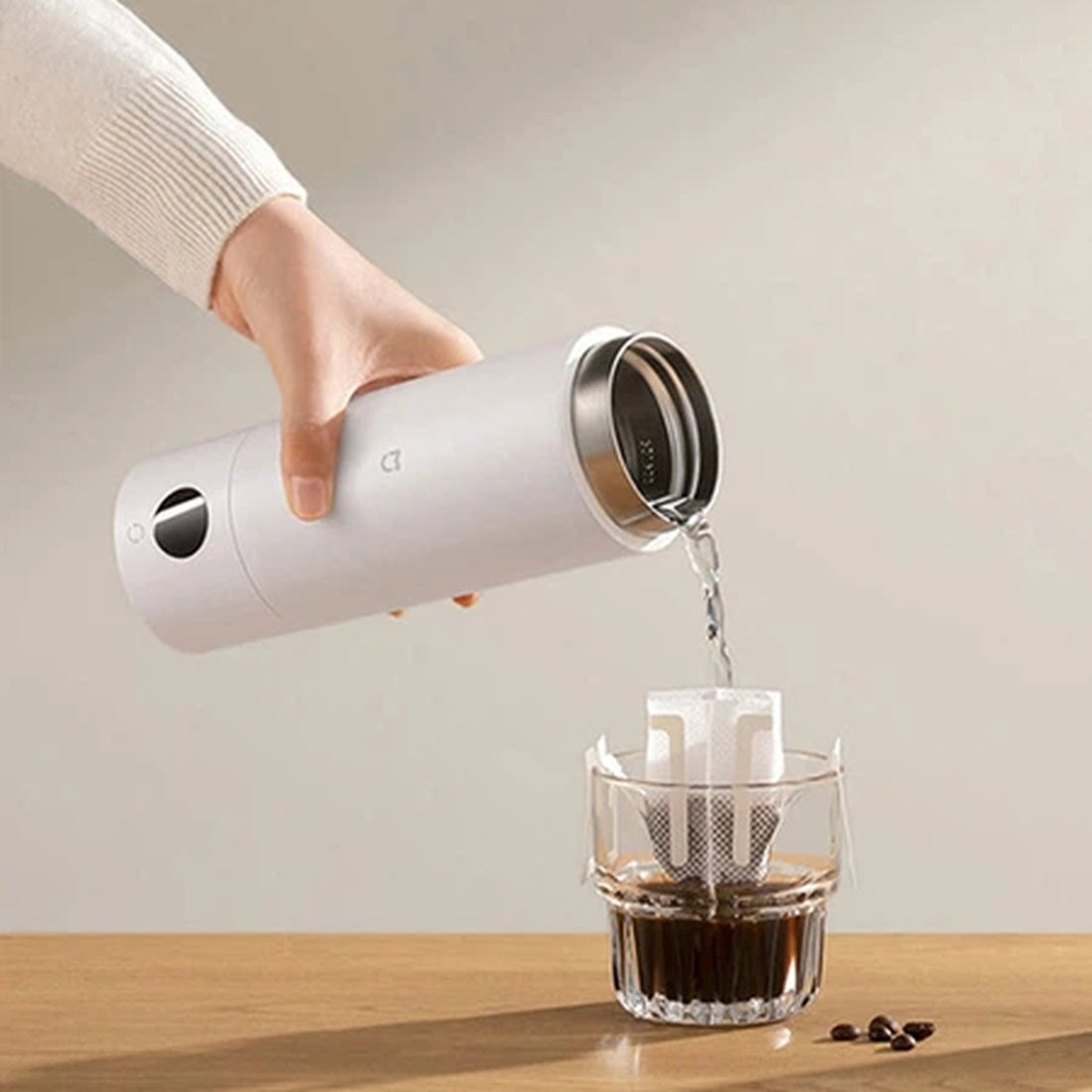 Mijia Portable Electric Cup 2 white pouring hot water into a glass