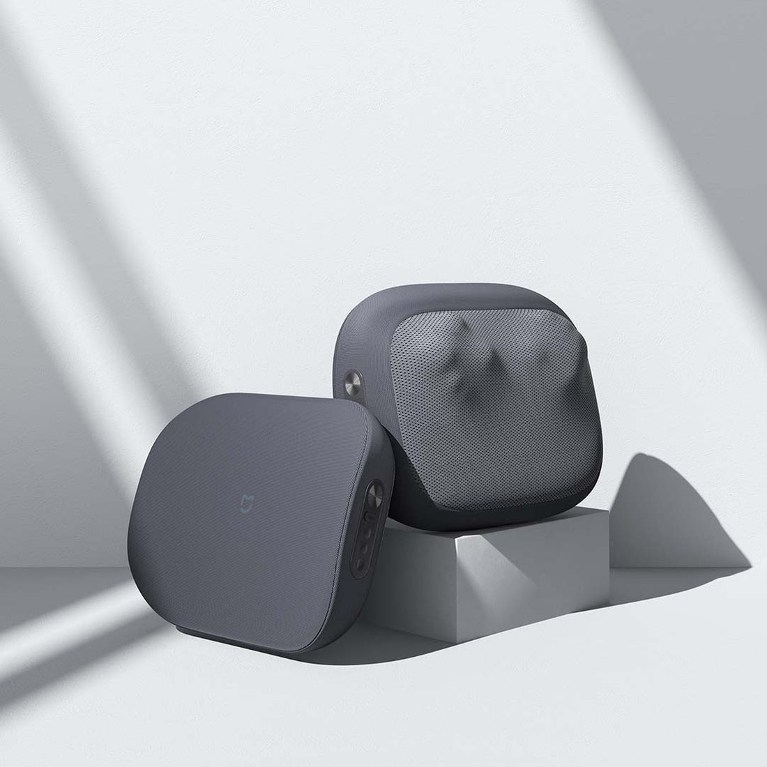 Mijia Smart Waist Massager reversible cushion showing both sides; one unit supplied