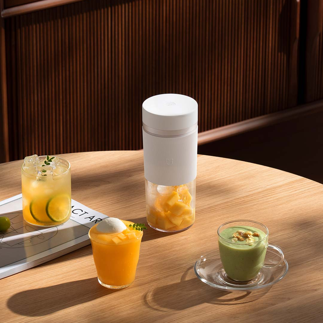 Xiaomi Portable blender with fruit and prepared drinks