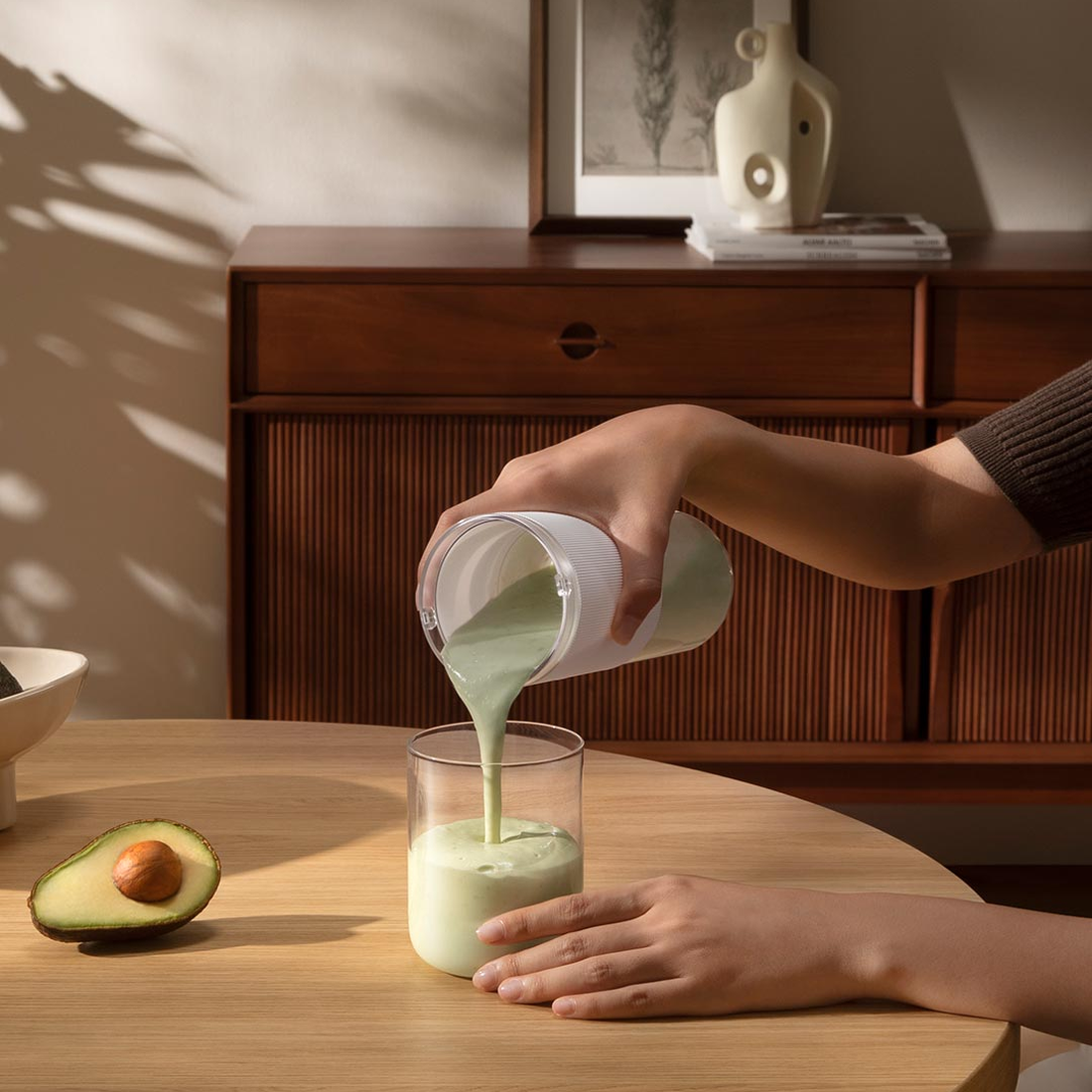 Xiaomi Pouring a freshly blended drink