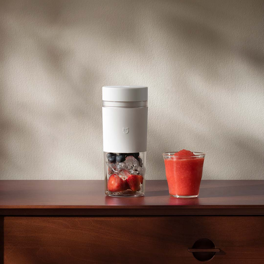 Xiaomi White portable blender in a home setting