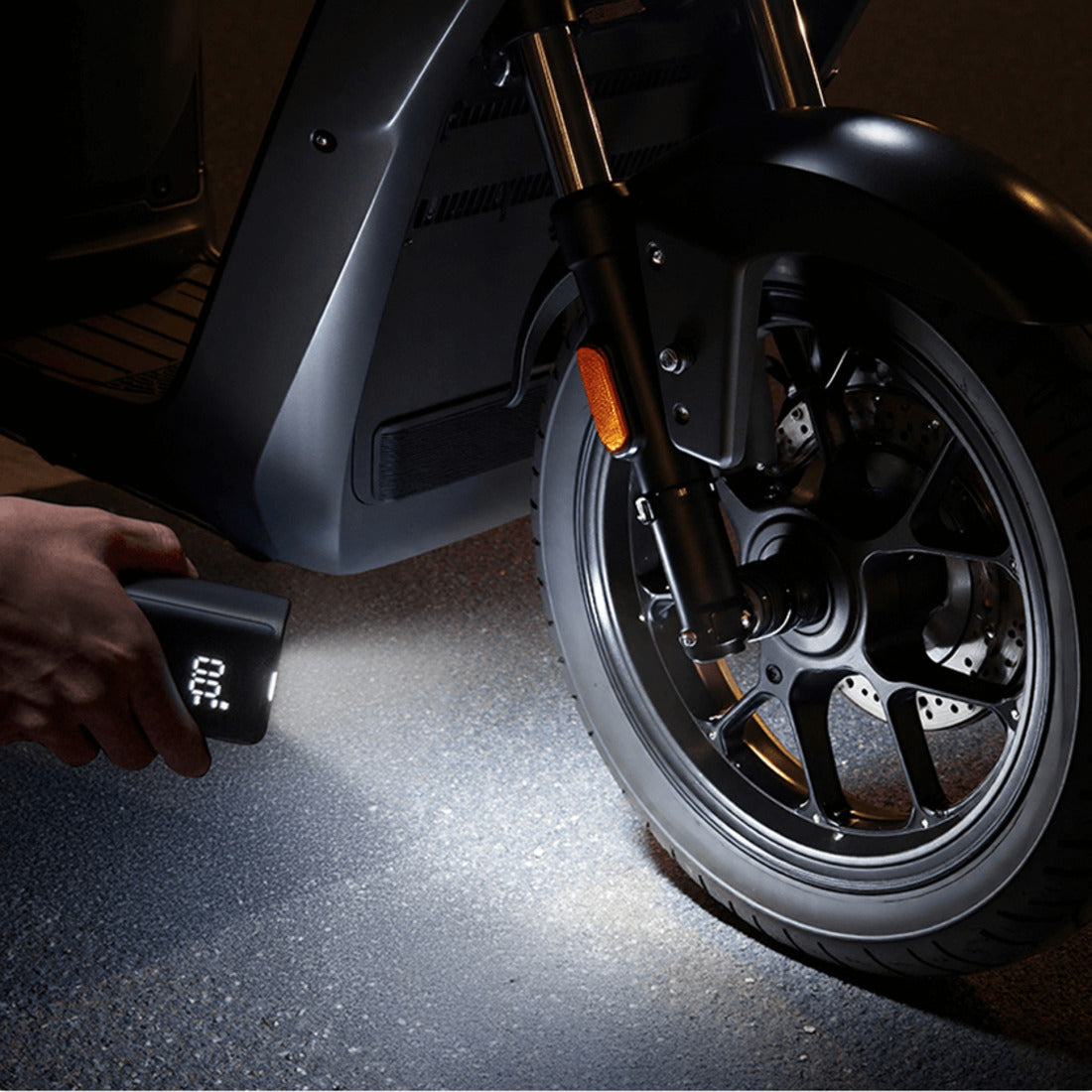 Built-in light at a tyre