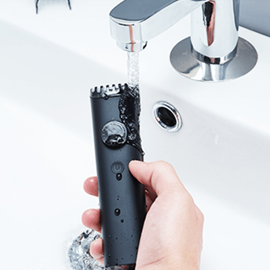 Xiaomi Grooming Kit Pro washable IPX7 body being rinsed