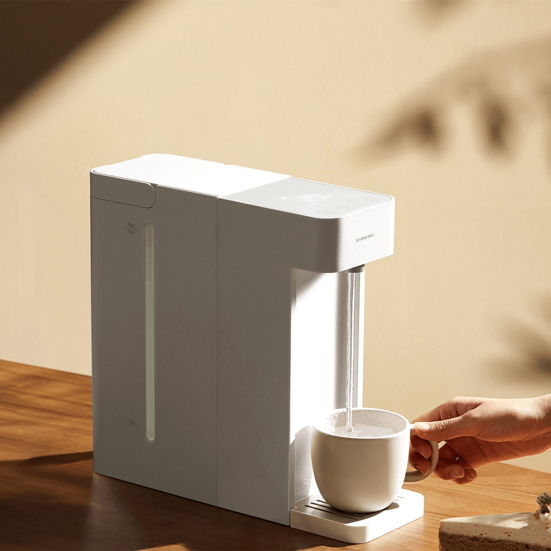 Xiaomi Instant Hot Water Dispenser 3L filling a cup