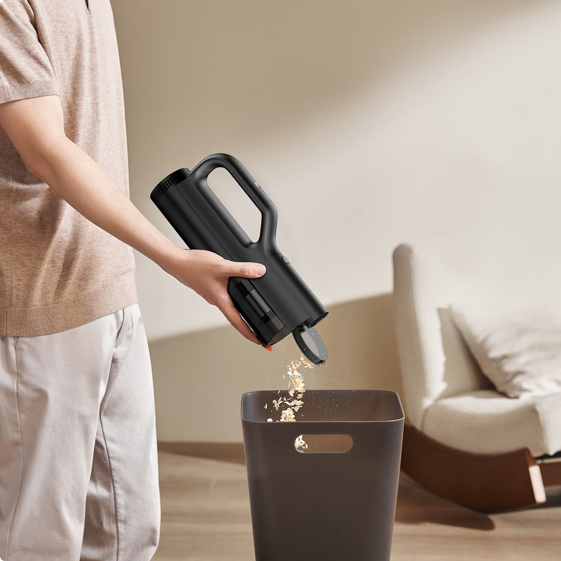 One-touch emptying of the Mijia Car Vacuum Cleaner dust compartment